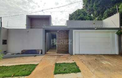 Imagem: A casa possui 3 Dormitórios, 3 Banheiros, 2 Vagas na garagem