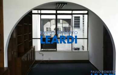 Imagem: O depósito possui 4 Vagas na garagem, 120m² de Área e está