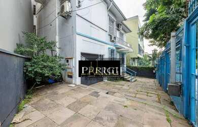 Imagem: A casa possui 4 Dormitórios, 3 Banheiros, 5 Vagas na garagem