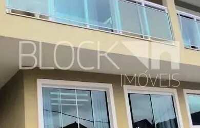 Imagem: A casa possui 3 Dormitórios, 4 Banheiros, 2 Vagas na garagem