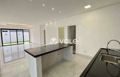 Imagem: A casa em condomínio possui 3 Dormitórios, 3 Banheiros, 240m²