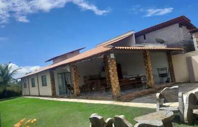 Imagem: A casa possui 3 Dormitórios, 3 Banheiros, 4 Vagas na garagem