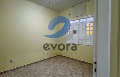 Imagem: A casa possui 3 Dormitórios, 3 Banheiros, 4 Vagas na garagem