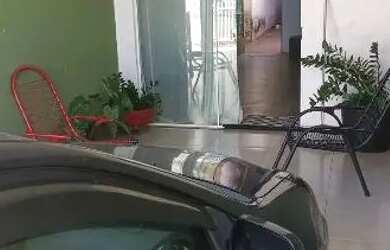 Imagem: A casa possui 3 Dormitórios, 2 Banheiros, 2 Vagas na garagem