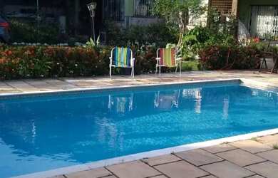 Imagem: A casa possui 3 Dormitórios, Acomodam 12 pessoas, 2 Vagas na