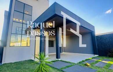 Imagem: A casa possui 3 Dormitórios, 3 Banheiros, 2 Vagas na garagem