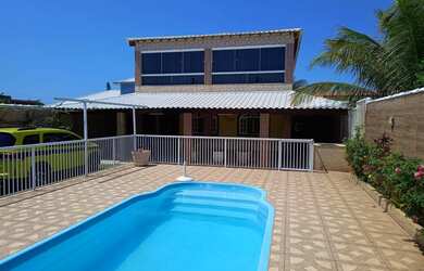 Imagem: A casa possui 3 Dormitórios, Acomodam 13 pessoas, 3 Vagas na