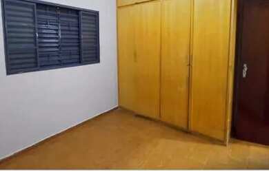 Imagem: A casa possui 3 Dormitórios, 2 Banheiros, 3 Vagas na garagem