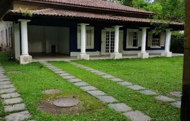 Imagem: A casa possui 5 Dormitórios, 4 Banheiros, 5 Vagas na garagem