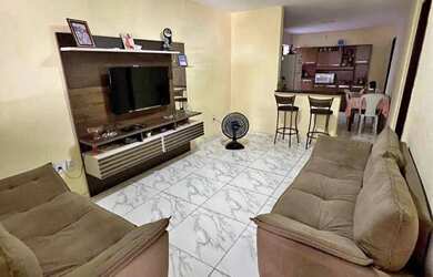 Imagem: A casa possui 3 Dormitórios, 2 Banheiros, 2 Vagas na garagem