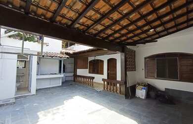 Imagem: A casa possui 3 Dormitórios, 2 Banheiros, 2 Vagas na garagem