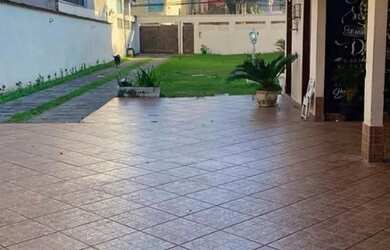 Imagem: A casa possui 3 Dormitórios, 3 Banheiros, 5 Vagas na garagem