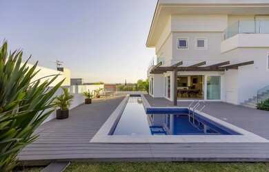 Imagem: A casa em condomínio possui 4 Dormitórios, 5 Banheiros, 5