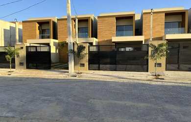 Imagem: A casa possui 3 Dormitórios, 1 Banheiro, 2 Vagas na garagem