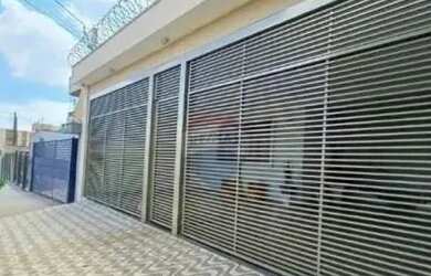 Imagem: A casa possui 3 Dormitórios, 4 Banheiros, 4 Vagas na garagem