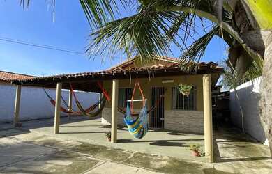 Imagem: A casa possui 3 Dormitórios, Acomodam 12 pessoas, 3 Vagas na