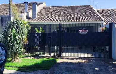 Imagem: A casa possui 3 Dormitórios, 1 Banheiro, 2 Vagas na garagem