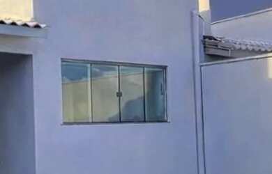 Imagem: A casa possui 2 Dormitórios, 2 Banheiros, 1 Vaga na garagem