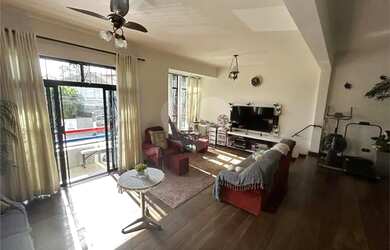 Imagem: A casa possui 4 Dormitórios, 4 Banheiros, 2 Vagas na garagem