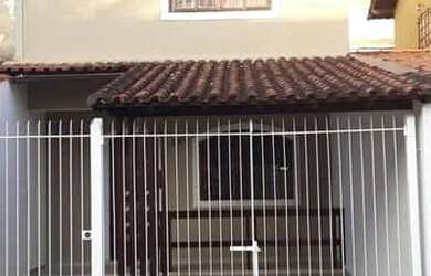 Imagem: A casa possui 3 Dormitórios, 2 Banheiros, 1 Vaga na garagem