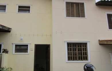 Imagem: A casa possui 3 Dormitórios, 2 Banheiros, 2 Vagas na garagem