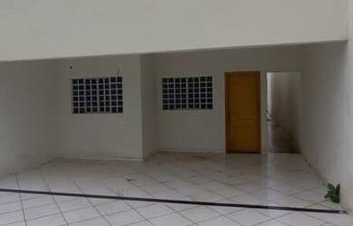 Imagem: A casa possui 3 Dormitórios, 3 Banheiros, 2 Vagas na garagem