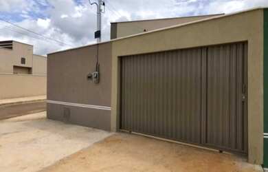 Imagem: A casa possui 2 Dormitórios, 2 Banheiros, 2 Vagas na garagem