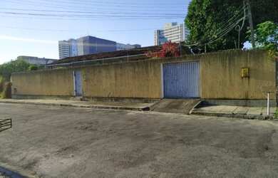 Imagem: A casa possui 4 Dormitórios, 4 Banheiros, 5 Vagas na garagem