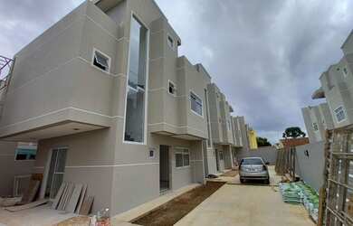 Imagem: A casa possui 3 Dormitórios, 5 Banheiros, 2 Vagas na garagem