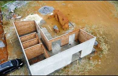 Imagem: A casa possui 2 Dormitórios, 1 Banheiro, 2 Vagas na garagem