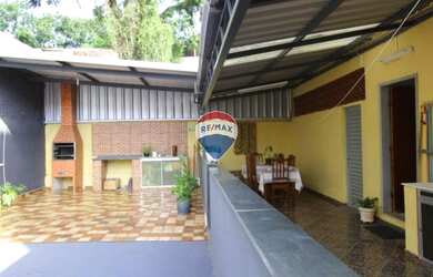 Imagem: A casa possui 3 Dormitórios, 2 Banheiros, 1 Vaga na garagem