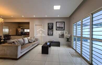 Imagem: A casa possui 4 Dormitórios, 3 Banheiros, 3 Vagas na garagem