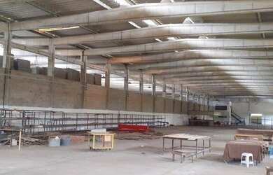 Imagem 1: Galpão com 2.400 m² mais área livre às margens da Rodovia BR 101 em...