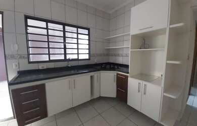 Imagem: A casa possui 2 Dormitórios, 1 Banheiro, 3 Vagas na garagem