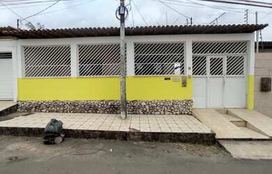 Imagem: A casa possui 4 Dormitórios, 3 Banheiros, 1 Vaga na garagem