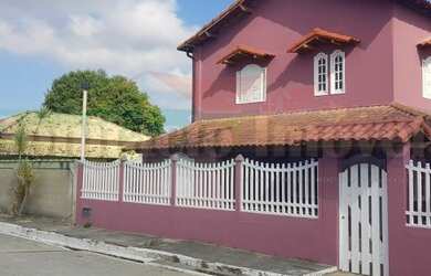 Imagem: A casa possui 4 Dormitórios, 3 Banheiros, 3 Vagas na garagem