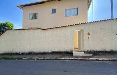 Imagem: A casa possui 2 Dormitórios, 1 Banheiro, 1 Vaga na garagem