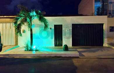 Imagem: A casa possui 4 Dormitórios, 4 Banheiros, 2 Vagas na garagem