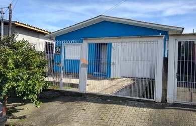 Imagem: A casa possui 3 Dormitórios, 1 Banheiro, 1 Vaga na garagem