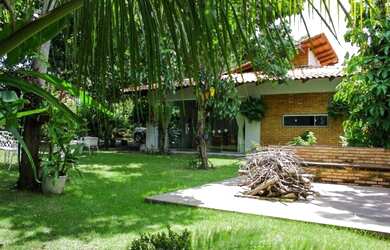 Imagem: A casa em condomínio possui 4 Dormitórios, 4 Banheiros e 720m²