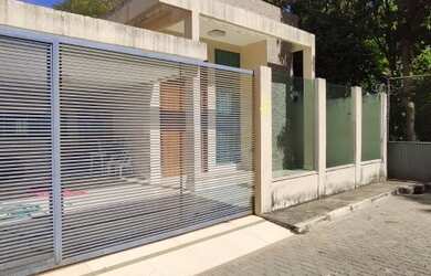 Imagem: A casa em condomínio possui 5 Dormitórios, 5 Banheiros, 2