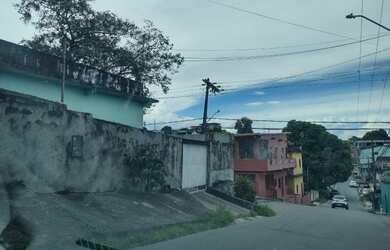 Imagem: A casa possui 3 Dormitórios, 1 Banheiro, 4 Vagas na garagem