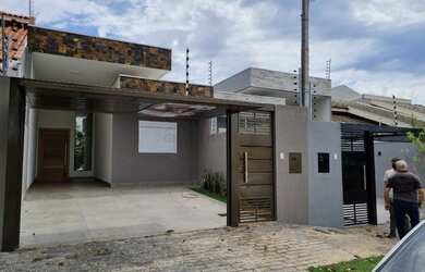 Imagem: A casa possui 3 Dormitórios, 2 Banheiros, 3 Vagas na garagem