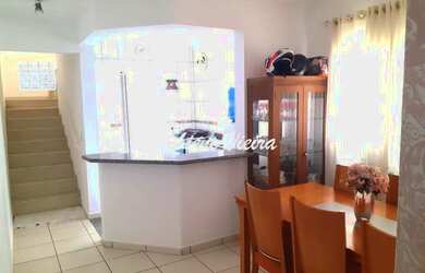 Imagem: A casa possui 2 Dormitórios, 1 Banheiro, 2 Vagas na garagem