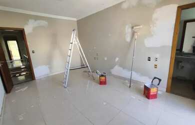 Imagem: A casa possui 4 Dormitórios, 5 Banheiros, 2 Vagas na garagem