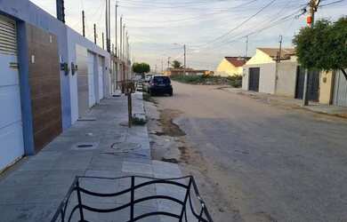 Imagem: A casa possui 3 Dormitórios, 2 Banheiros, 1 Vaga na garagem