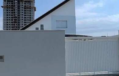 Imagem: A casa possui 3 Dormitórios, 3 Banheiros, 4 Vagas na garagem