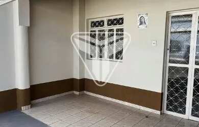 Imagem: A casa possui 3 Dormitórios, 3 Banheiros e 1 Vaga na garagem