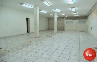 Imagem: O depósito possui 5 Vagas na garagem e 330m² de Área e está