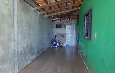 Imagem: A casa possui 3 Dormitórios, 2 Banheiros, 3 Vagas na garagem